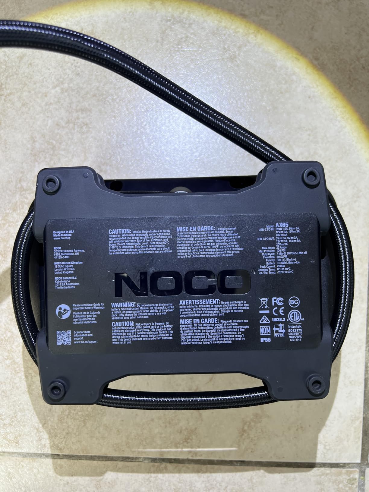 Un vélo cargo et un van de secourus
