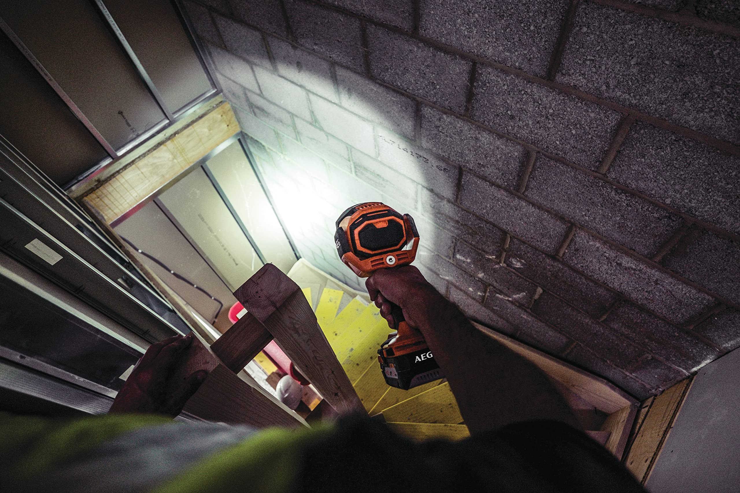 aeg-btl18-0-lampe-torche-projecteur-led-sans-fil-18v-2100-lumens-t-te-rotative-v image 3